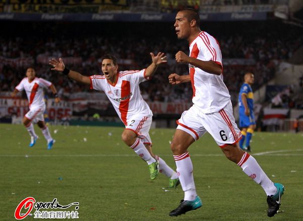  特鲁瓦保级生死战告捷 老将头槌破门泪洒球场  